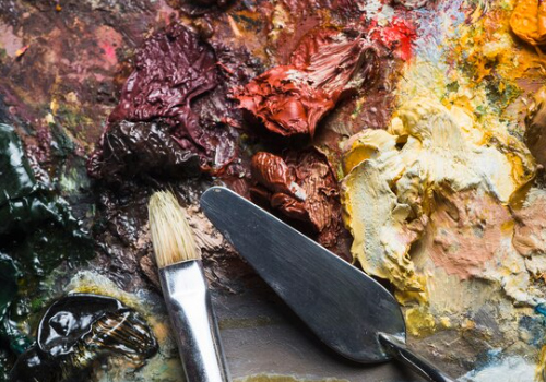 Explorando diferentes formas de arte: pintura, escultura, fotografia, etc.